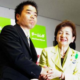 三日月氏（左）の出馬会見／（Ｃ）日刊ゲンダイ