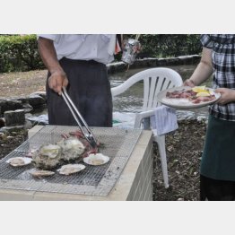 後始末は抜かりなく／（Ｃ）日刊ゲンダイ