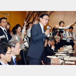 古屋圭司拉致問題担当相／（Ｃ）日刊ゲンダイ