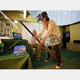 バーチャル体験にも夢中／（Ｃ）日刊ゲンダイ