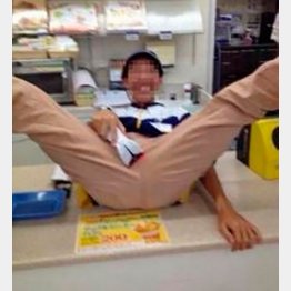 レジでM字開脚（インターネットから）