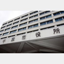 議場にエアコンはないのか／（Ｃ）日刊ゲンダイ