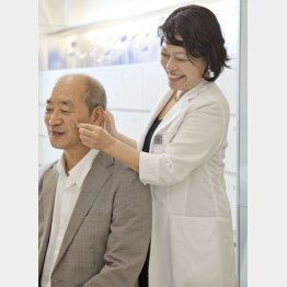 小さなテープを貼るだけ／（Ｃ）日刊ゲンダイ