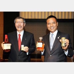 自信に満ちた表情の新浪氏（右）と佐治会長／（Ｃ）日刊ゲンダイ