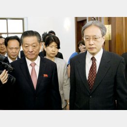 会談に入る伊原アジア大洋州局長（右）と宋日昊大使／（Ｃ）ＡＰ