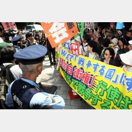 官邸前でデモ隊と警官がニラミ合った／（Ｃ）日刊ゲンダイ