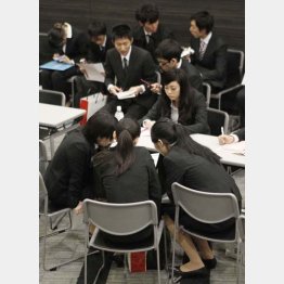 若者の職場は少ないまま（就職説明会）／（Ｃ）日刊ゲンダイ
