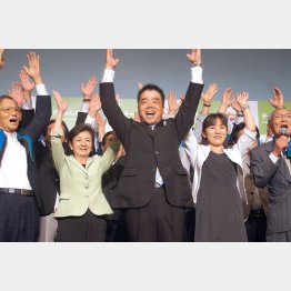 万歳する三日月氏（中央）と嘉田知事（中央左）／（Ｃ）日刊ゲンダイ