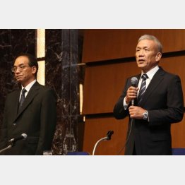 原田会長（右）は強気（９日の記者会見）／（Ｃ）日刊ゲンダイ