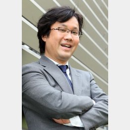 井上トシユキ氏が指南／（Ｃ）日刊ゲンダイ