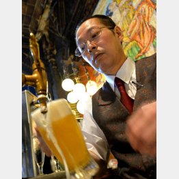 手元を見るのはほんの一瞬／（Ｃ）日刊ゲンダイ