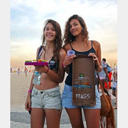 「ブラジルはいいところネ！」（リオのコパカバーナで）／（Ｃ）日刊ゲンダイ
