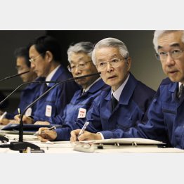 “カミソリ”の異名を取った勝俣元会長（右から２人目）／（Ｃ）日刊ゲンダイ