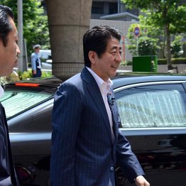 慌てて帰京／（Ｃ）日刊ゲンダイ