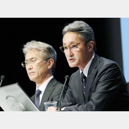 大幅な下方修正を発表する平井社長（右）／（Ｃ）日刊ゲンダイ