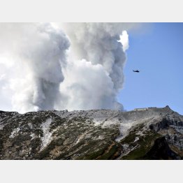 噴煙を上げる御嶽山／（Ｃ）ＡＰ