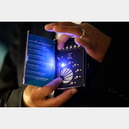 記者会見で実証する中村教授／（Ｃ）ＡＰ