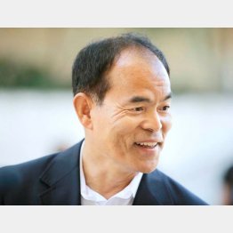 創業者に感謝する中村教授／（Ｃ）ＡＰ