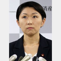 経産省で辞任会見／（Ｃ）日刊ゲンダイ