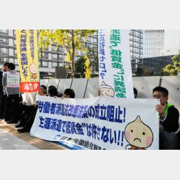 連合は国会前で座り込み／（Ｃ）日刊ゲンダイ