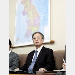 特別調査委と会談した伊原アジア大洋州局長／（Ｃ）ＡＰ