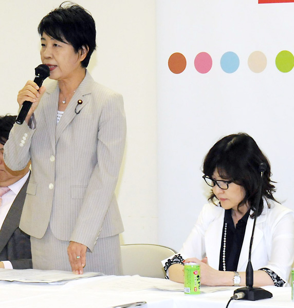「多様な働き方を支援する勉強会」が提言（左・上川法務相、稲田政調会長）／（Ｃ）日刊ゲンダイ