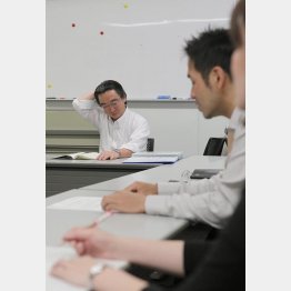 「違うんだよな~。オレのイメージと…」／（Ｃ）日刊ゲンダイ