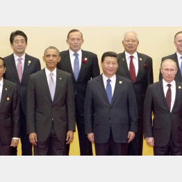 日本の安倍首相は記念撮影も後列／（Ｃ）ＡＰ