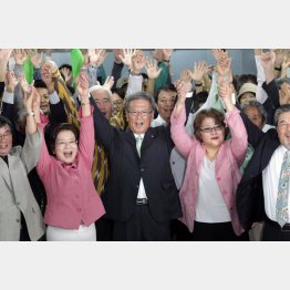 支援者と万歳する翁長氏（中央）／（Ｃ）日刊ゲンダイ