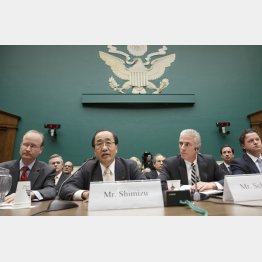米公聴会に出席したタカタ幹部（左２）／（Ｃ）ＡＰ