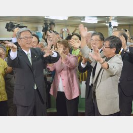 翁長新知事と勝利の「カチャーシー」／（Ｃ）日刊ゲンダイ