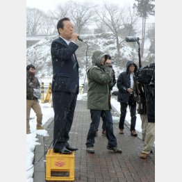 コート＆手袋なしで演説した小沢氏／（Ｃ）日刊ゲンダイ