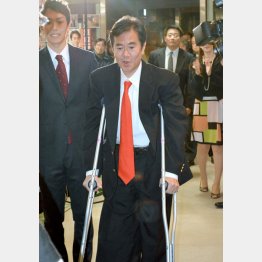 松葉づえ姿で演説会場へ／（Ｃ）日刊ゲンダイ