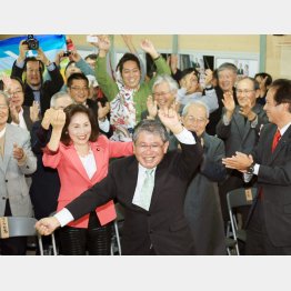 カチャーシーで祝う赤嶺政賢氏の事務所／（Ｃ）日刊ゲンダイ