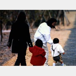 子育て世代にムチ／（Ｃ）日刊ゲンダイ