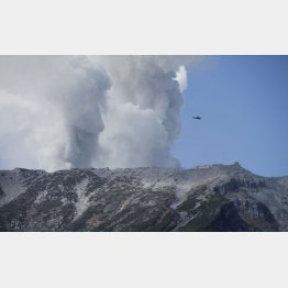 御嶽山は今も噴煙を上げている／（Ｃ）ＡＰ