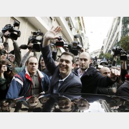 急進左派連合に群がる報道陣／（Ｃ）ＡＰ