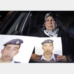 ヨルダン軍ムアーズ中尉の母／（Ｃ）ＡＰ