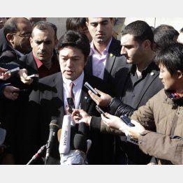 対応に追われる中山外務副大臣／（Ｃ）ＡＰ