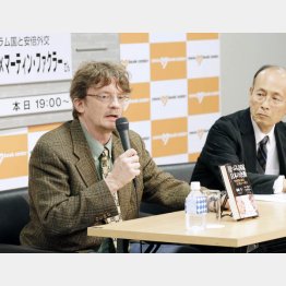孫崎亨氏（右）との対談本も出版した（Ｃ）日刊ゲンダイ