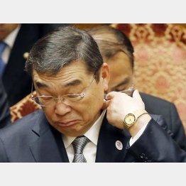 首スジが寒い（Ｃ）日刊ゲンダイ