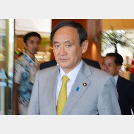 １４年の県知事選で沖縄入りした時の菅官房長官（Ｃ）日刊ゲンダイ