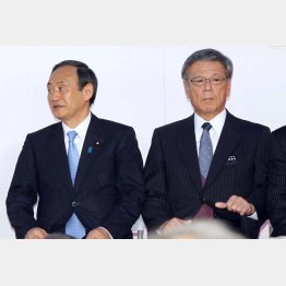 「勝算アリ」の翁長知事（右）（Ｃ）日刊ゲンダイ