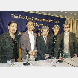今年２月には外国人記者にも訴えた（左から中沢けい、古賀茂明、平田オリザ、マッド・アマノ、今井一の各氏）／（Ｃ）日刊ゲンダイ