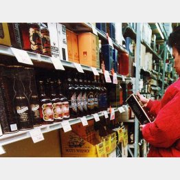 量販店は１円でも安く酒を買いたい庶民の味方（Ｃ）日刊ゲンダイ