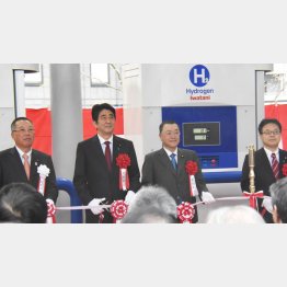 水素ステーション開所式に出席する安倍首相（左２）／（Ｃ）日刊ゲンダイ