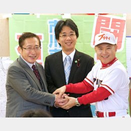 ご満悦の渡辺喜美氏（左）と石崎英幸市議、右はプリティ長嶋（石崎英幸市議のブログから）