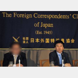 元工作員の金氏（左＝開催者の意向でぼかしをかけています）と姜氏／（Ｃ）日刊ゲンダイ