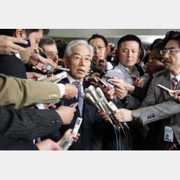 囲み取材に応じるテレビ朝日の福田専務（Ｃ）日刊ゲンダイ