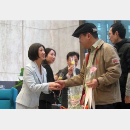 久美子氏に握手を求める客（Ｃ）日刊ゲンダイ